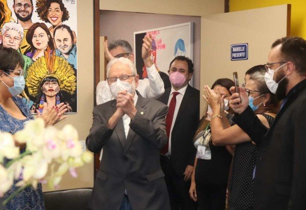 Festa dos colegas do PSol para o deputado Ivan antes de reunião da bancada. Todos estavam de máscara