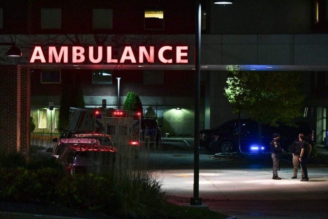 Policiais guardam a entrada de ambulância do Central Maine Medical Center em Lewiston, Maine, após ataque de atirador pela cidade em 26 de outubro de 2023 - (crédito: Joseph Prezioso/AFP) Policiais guardam a entrada de ambulância do Central Maine Medical Center em Lewiston, Maine, após ataque de atirador pela cidade em 26 de outubro de 2023 - (crédito: Joseph Prezioso/AFP)