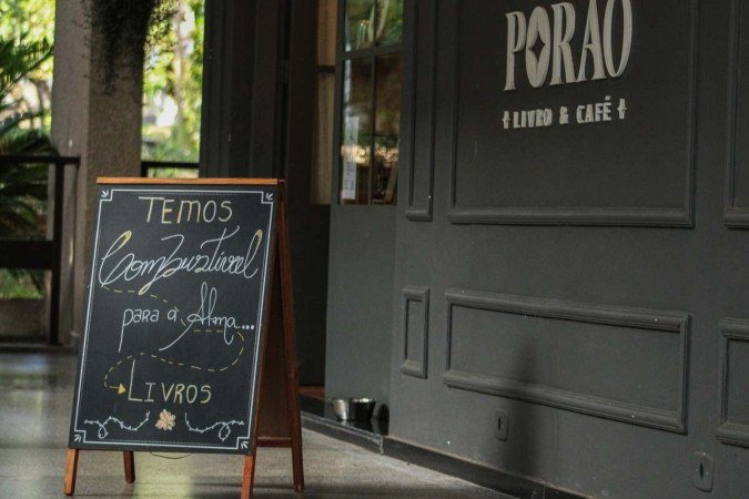 A livraria oferece uma  experiência literária acompanhada de uma pausa para um café. 