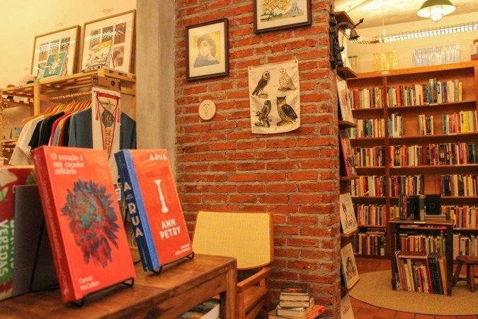 O vasto acervo do Porão, Livro & Café conta com livros usados para os mais variados gostos.