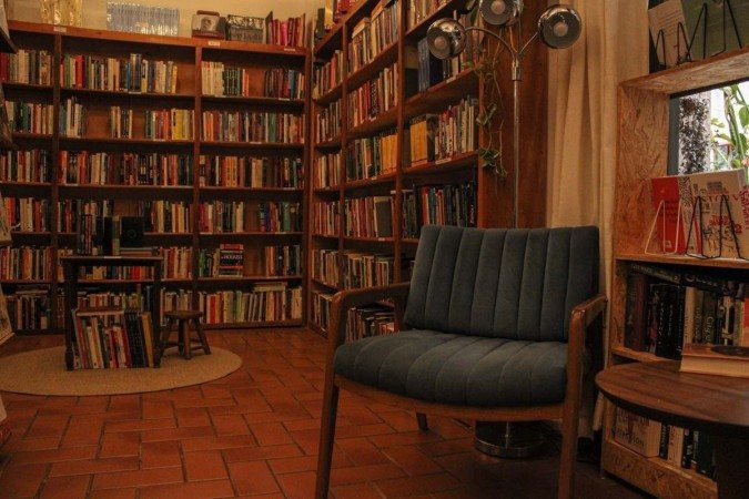 O espaço intimista do Porão, Livro & Café acolhe seus leitores para uma experiência aconchegante
