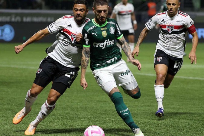 Wellington Rato em disputa de bola com Zé Rafael, do Palmeiras -  (crédito: Cesar Greco/Palmeiras/by Canon)