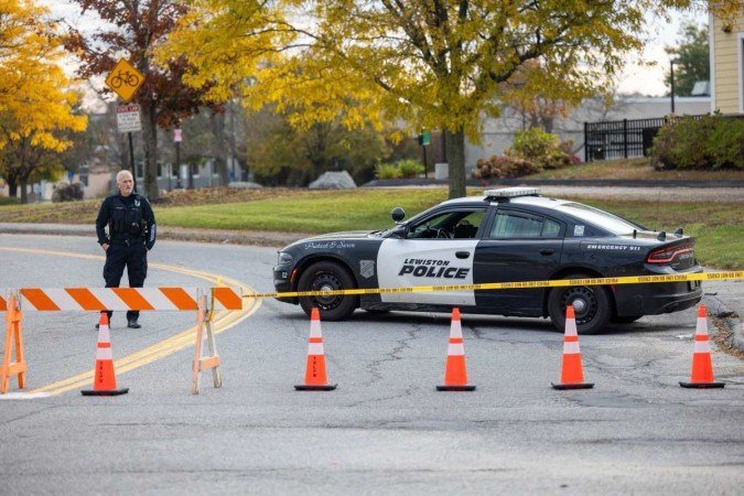 A polícia ainda está procurando o suspeito do tiroteio em massa, identificado como Robert Card - (crédito: SCOTT EISEN / GETTY IMAGES NORTH AMERICA / GETTY IMAGES VIA AFP) A polícia ainda está procurando o suspeito do tiroteio em massa, identificado como Robert Card - (crédito: SCOTT EISEN / GETTY IMAGES NORTH AMERICA / GETTY IMAGES VIA AFP)