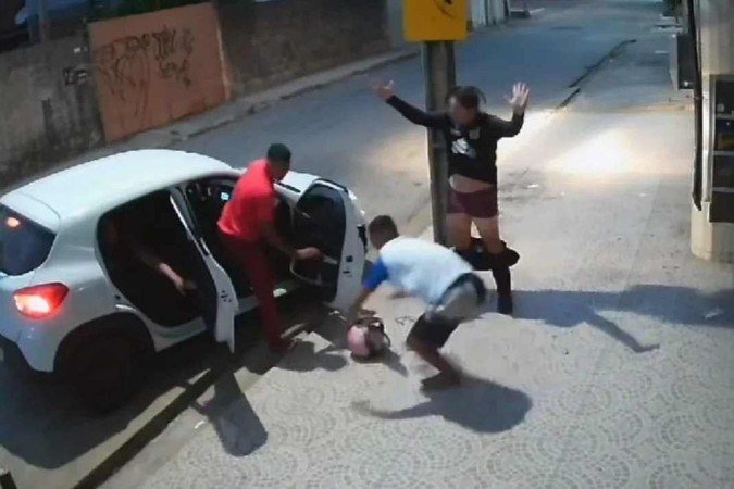 Os dois assaltos e atropelamento da vítima ocorrerão em um curto intervalo de tempo - (crédito: Reprodução/TV Verdes Mares) Os dois assaltos e atropelamento da vítima ocorrerão em um curto intervalo de tempo - (crédito: Reprodução/TV Verdes Mares)