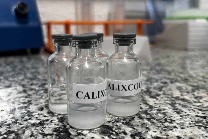 Frasco de vacina Calixcoca na UFMG - (crédito: CCS/Faculdade de Medicina da UFMG) Frasco de vacina Calixcoca na UFMG - (crédito: CCS/Faculdade de Medicina da UFMG)