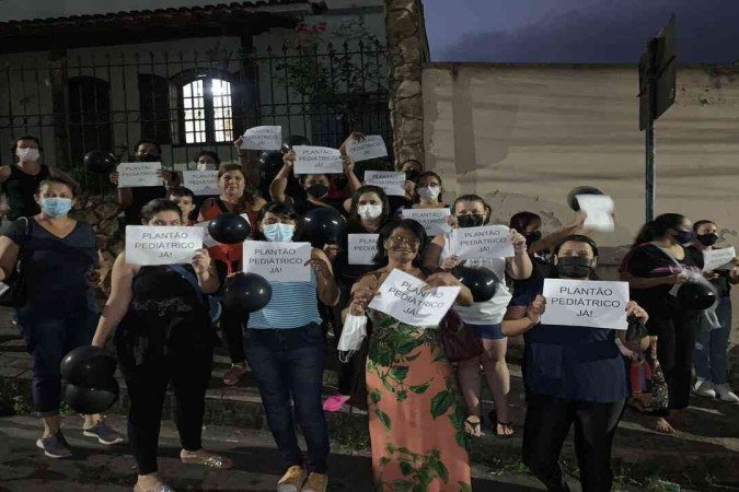 São João del-Rei: mães fazem manifestação em frente à UPA da cidade - (crédito: Redes sociais/Reprodução) São João del-Rei: mães fazem manifestação em frente à UPA da cidade - (crédito: Redes sociais/Reprodução)