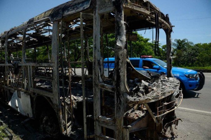 Carcaça de ônibus incendiado por milicianos na Zona Oeste do Rio no início da semana - (crédito: Tomaz Silva/Agência Brasil) Carcaça de ônibus incendiado por milicianos na Zona Oeste do Rio no início da semana - (crédito: Tomaz Silva/Agência Brasil)