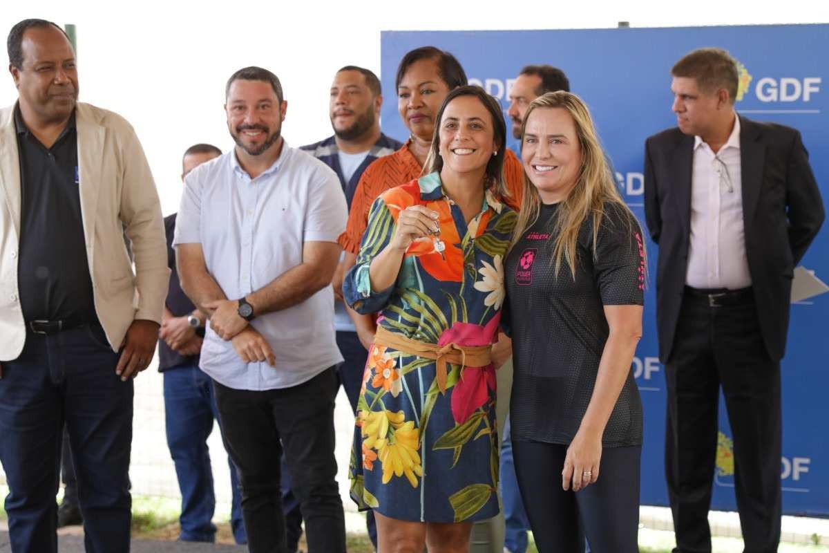 Iara Saraiva, 48, recebe chave de casa, no Paranoá Parque, da vice governadora do DF, Celina Leão