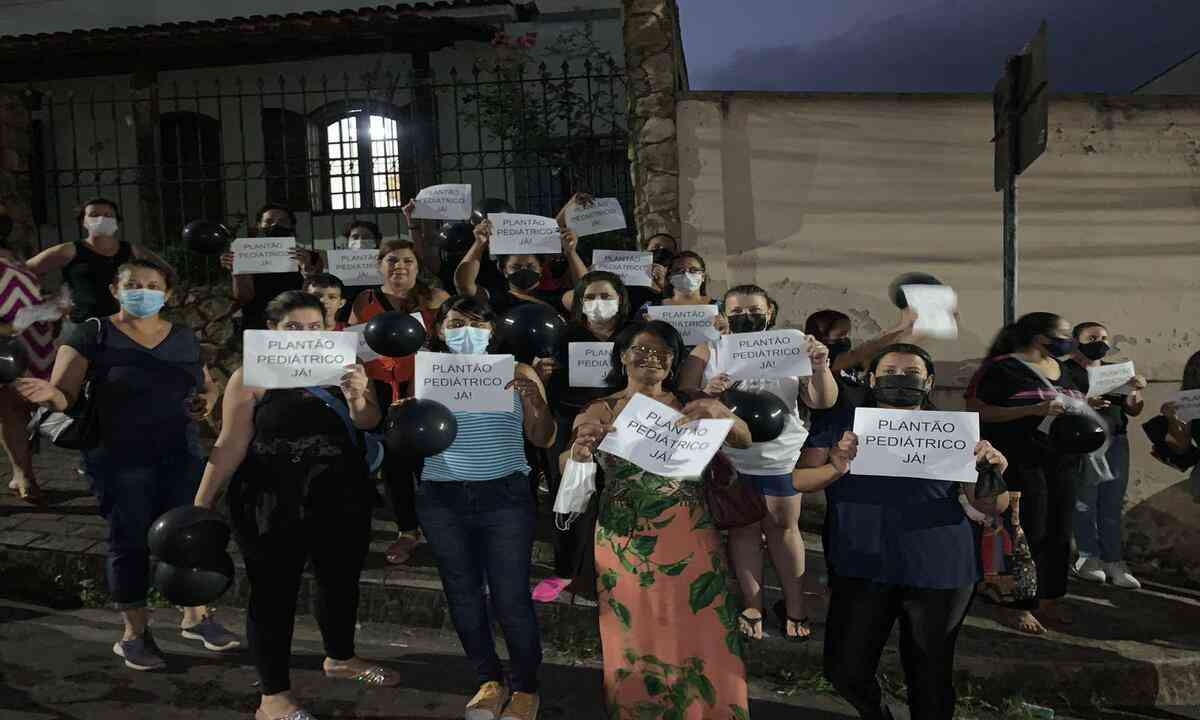 São João del-Rei: mães fazem manifestação em frente à UPA da cidade  