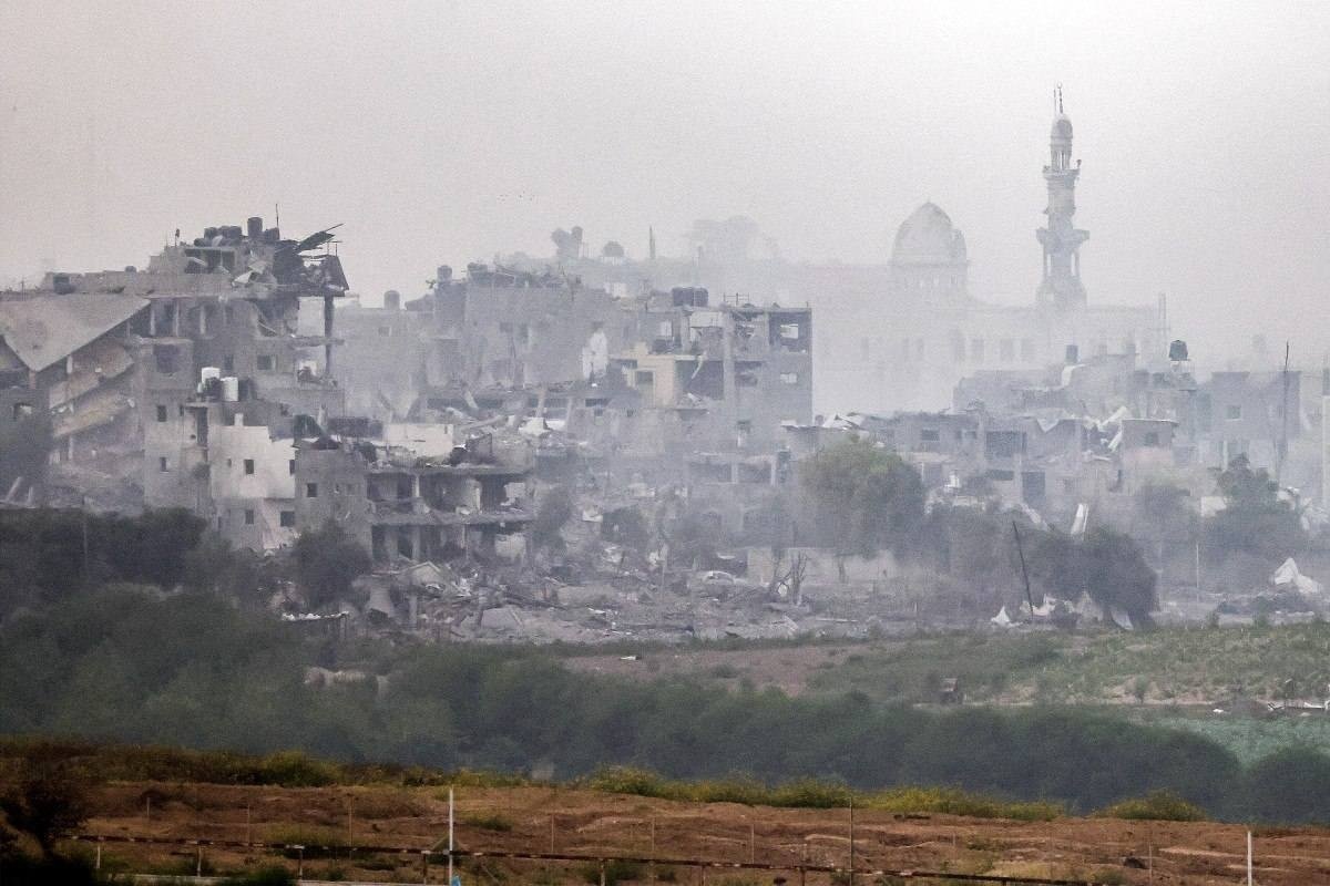 Foto tirada de uma posição ao longo da fronteira com a Faixa de Gaza, perto da cidade de Sderot, no sul de Israel: destruição impressionante 