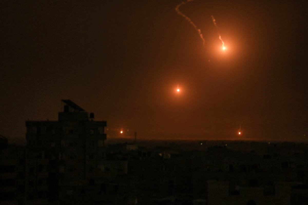 Sinalizadores disparados pelo Exército israelense iluminam o céu a leste de Khan Yunis, no sul de Gaza Sinalizadores disparados pelo Exército israelense iluminam o céu a leste de Khan Yunis, no sul de Gaza
