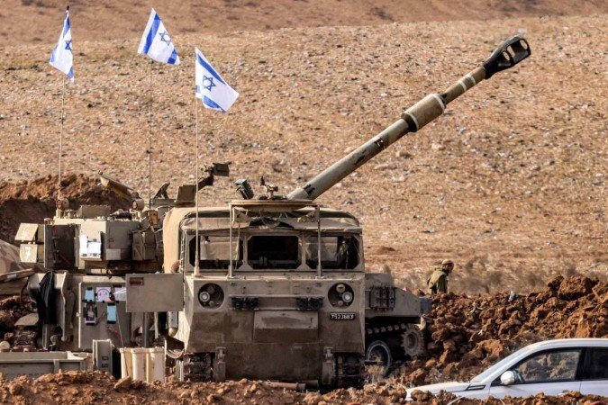 Um obuseiro autopropelido M109 de 155 mm do exército israelense é implantado em uma posição ao longo da fronteira com a Faixa de Gaza - (crédito: JACK GUEZ / AFP) Um obuseiro autopropelido M109 de 155 mm do exército israelense é implantado em uma posição ao longo da fronteira com a Faixa de Gaza - (crédito: JACK GUEZ / AFP)