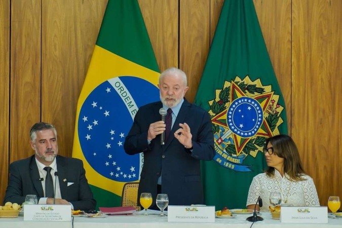 O presidente Lula, durante café da manhã com jornalistas, no Planalto, entre o ministro Paulo Pimenta, da Secretaria de Comunicação Social da Presidência, e a primeira-dama, Janja da Silva - (crédito: Rafa Neddermeyer/Agência Brasil) O presidente Lula, durante café da manhã com jornalistas, no Planalto, entre o ministro Paulo Pimenta, da Secretaria de Comunicação Social da Presidência, e a primeira-dama, Janja da Silva - (crédito: Rafa Neddermeyer/Agência Brasil)