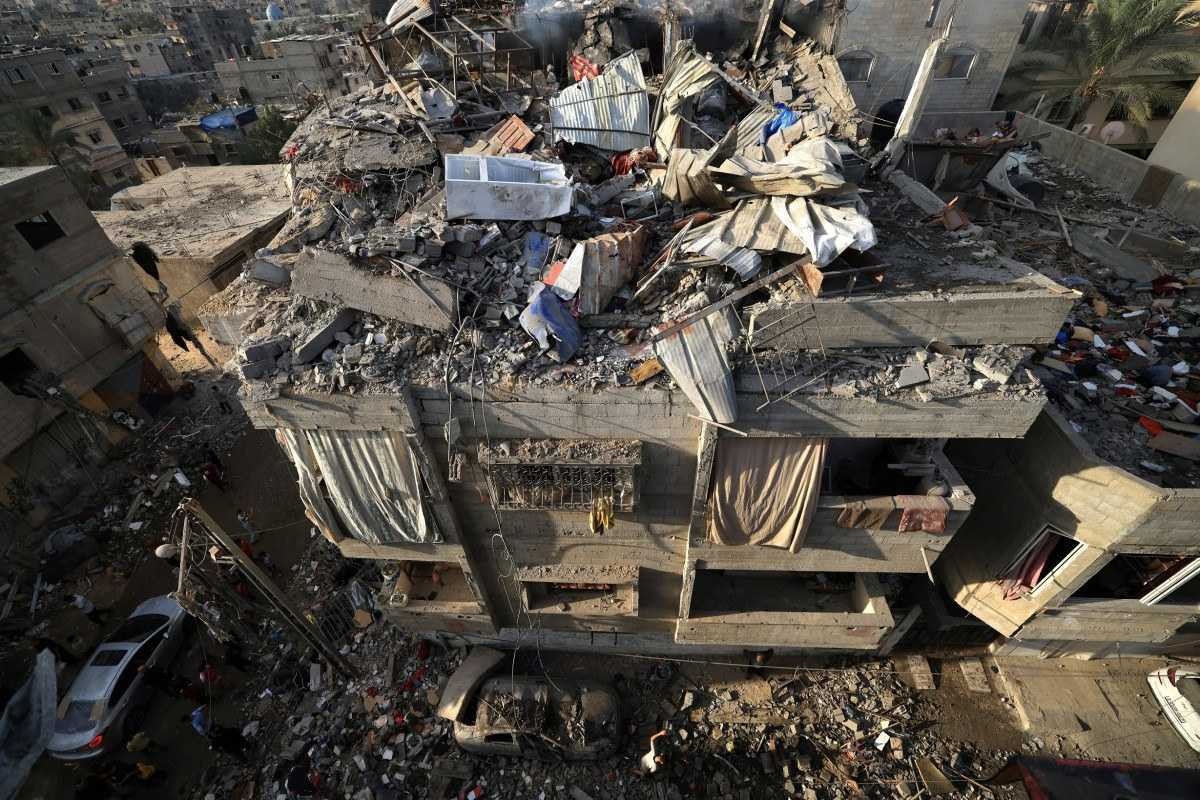 Uma vista geral de um edifício destruído após o bombardeio israelense na Faixa de Gaza