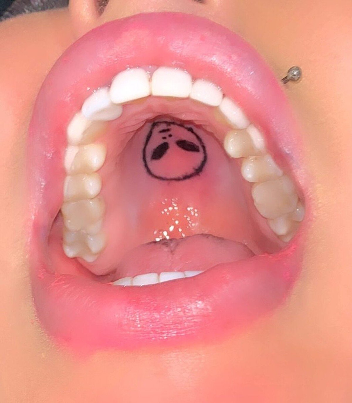 Tatuagem de Sabrina Boing Boing no c&eacute;u da boca 