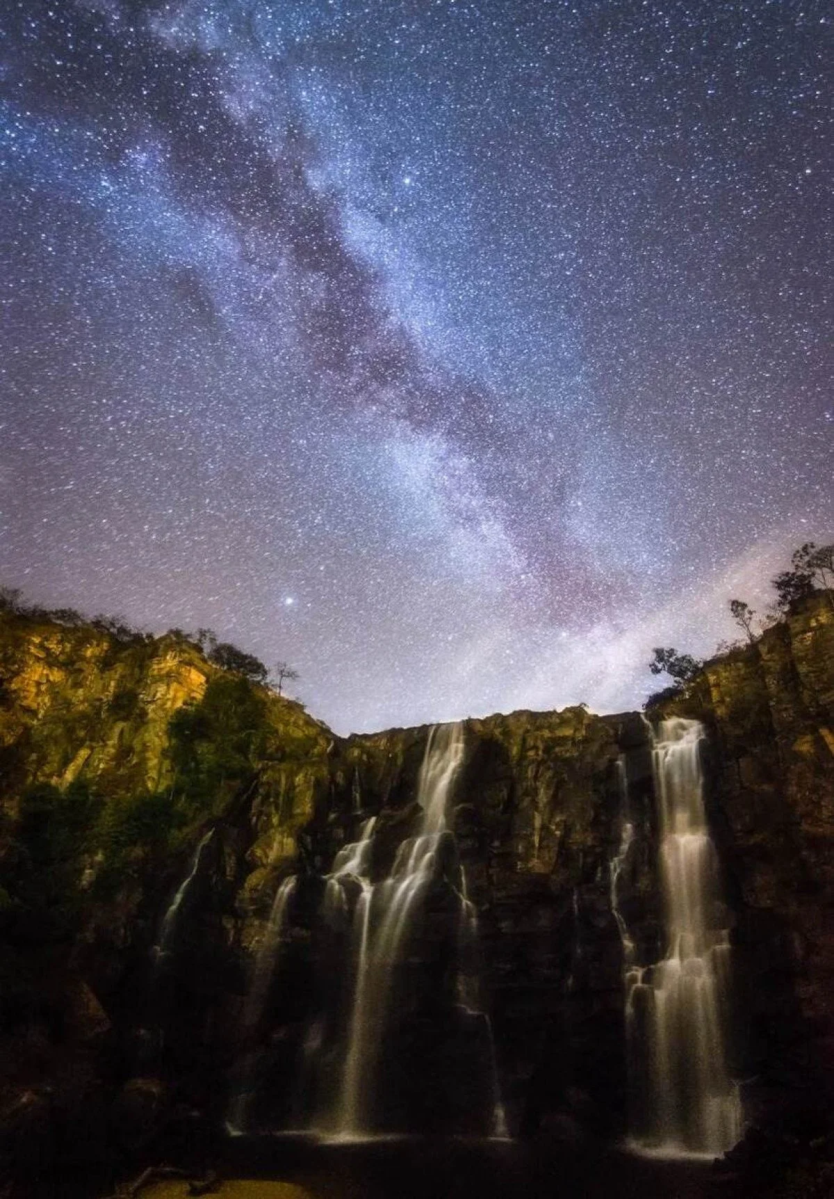 Registro de Haissam Massouh do c&eacute;u estrelado sobre o Salto Corumb&aacute; 