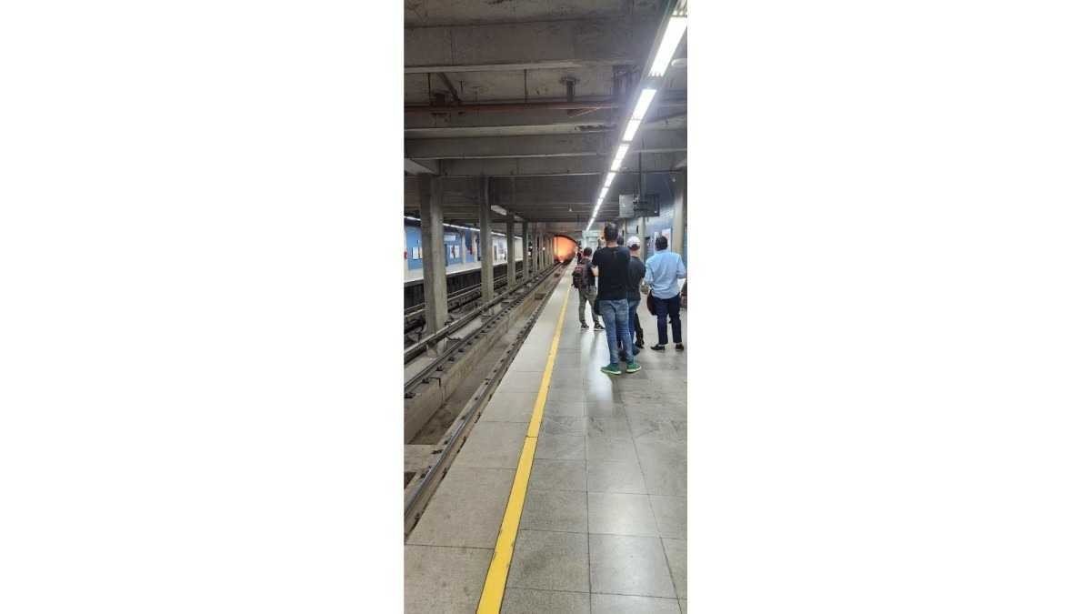 Metrô volta a funcionar após curto circuito que deixou dois feridos