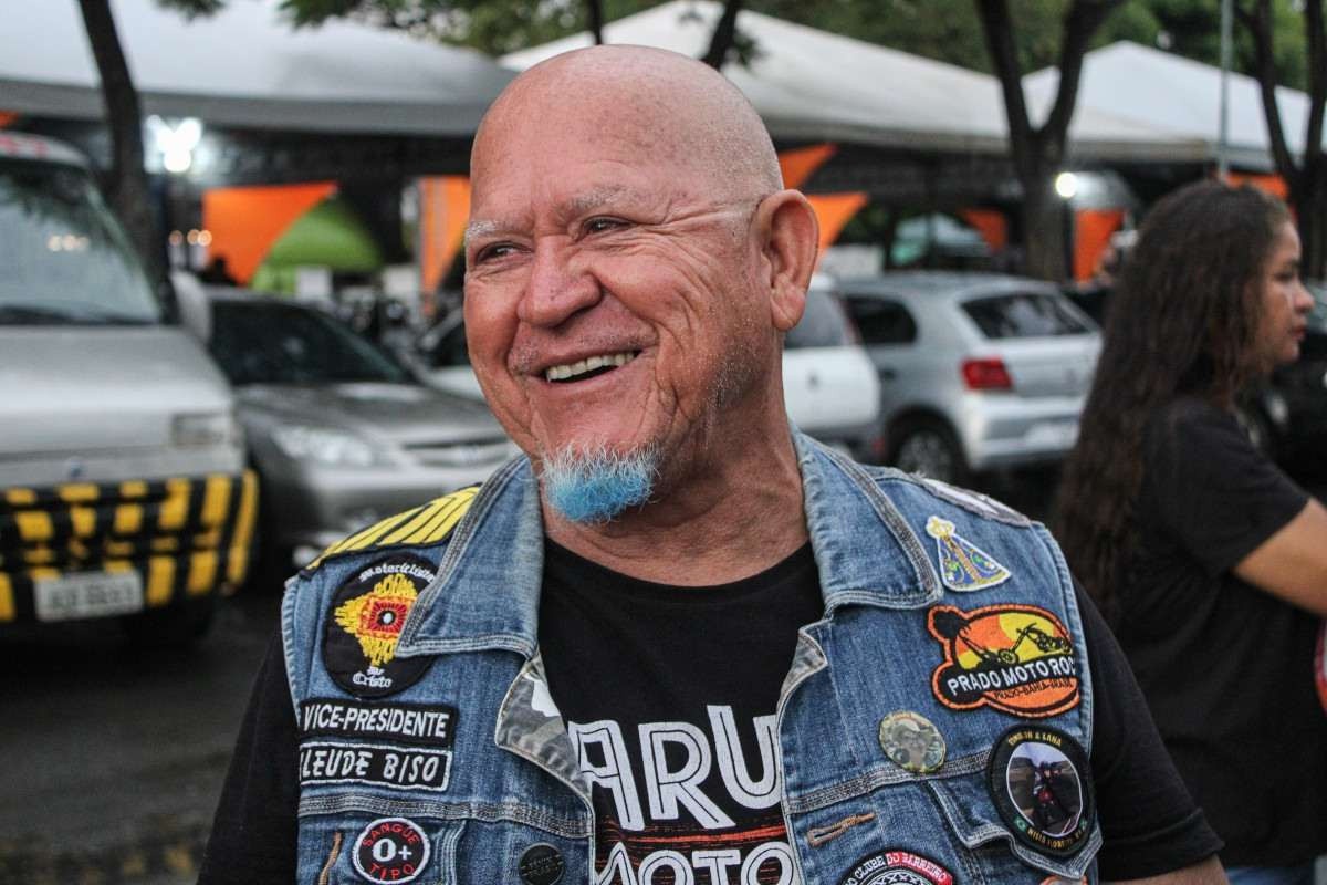 O aposentado Cleude Machado, 71, chegou ao Moto Parque vindo de um encontro de motos em Caldas Novas (GO)