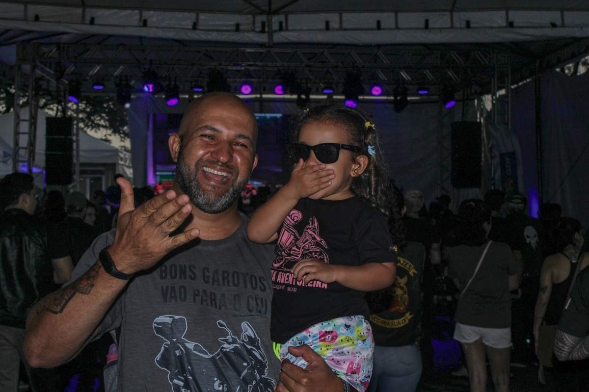 Walter Soares, 41, motociclista levou a filha Elisa Soares, 3, ao Moto Parque.