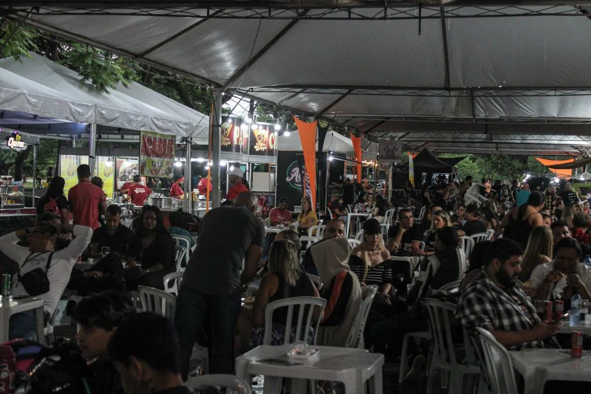 Praça de alimentação da 3ª Edição do Moto Parque, no estacionamento 10 do Parque da Cidade