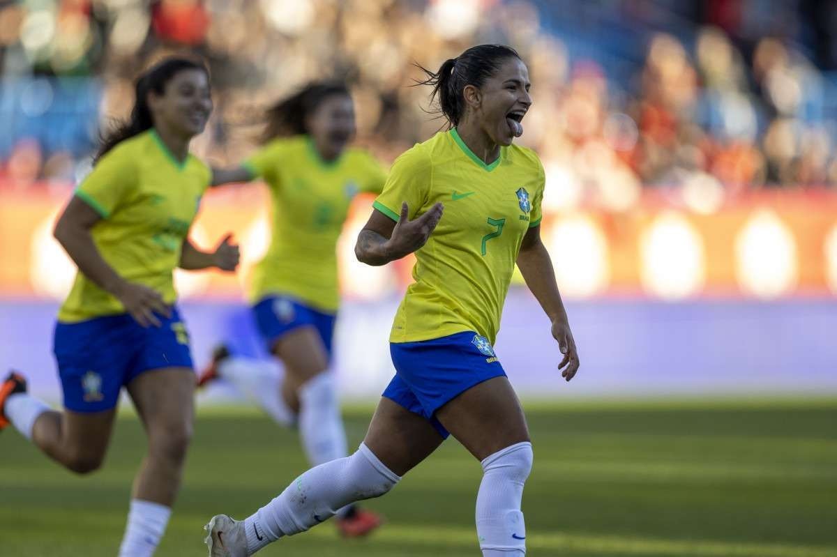 Na estreia do técnico Arthur Elias, Brasil vence Canadá com gol no fim