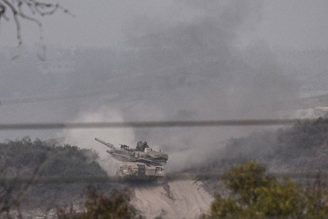 Tanque israelense Merkava opera na região de Sderot, perto da fronteira norte da Faixa de Gaza 