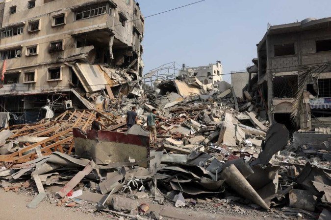 O contra-almirante Daniel Hagari, porta-voz do Exército, disse que os bombardeios têm como alvo túneis do Hamas e outros alvos. - (crédito: MOHAMMED ABED / AFP) O contra-almirante Daniel Hagari, porta-voz do Exército, disse que os bombardeios têm como alvo túneis do Hamas e outros alvos. - (crédito: MOHAMMED ABED / AFP)