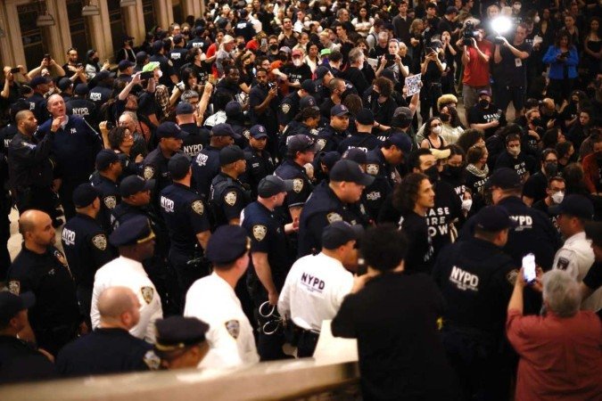 Centenas de pessoas convocadas pela organização Jewish Voice for Peace ocuparam o grande lobby da famosa estação, um dos principais centros de comunicação ferroviária e metroviária da Big Apple, para pedir o Centenas de pessoas convocadas pela organização Jewish Voice for Peace ocuparam o grande lobby da famosa estação, um dos principais centros de comunicação ferroviária e metroviária da Big Apple, para pedir o