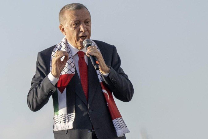  Turkish President Recep Tayyip Erdogan wears a scarf with both Turkish and Palestinian flags as he addresses a rally organised by the AKP party in solidarity with the Palestinians in Gaza, in Istanbul on October 28, 2023. Erdogan's Islamic-rooted party staged a massive pro-Palestinian rally in Istanbul on October 28, 2023 that the Turkish leader said had drawn a crowd of 1,5 million. He unleashed a scathing attack at Israel and its Western supporters after taking the stage with a microphone in his hand. 