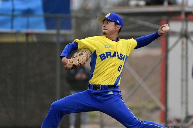 O arremessador brasileiro Oscar Nakaoshi lança a bola durante a disputa pela medalha de ouro da seleção masculina de beisebol entre Colômbia e Brasil nos Jogos Pan-Americanos Santiago 2023 -  (crédito: Pablo VERA / AFP)