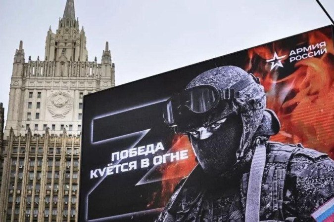 Z é uma insígnia usada pelas forças russas na Ucrânia e se tornou um símbolo pró-guerra - (crédito: Getty Images) Z é uma insígnia usada pelas forças russas na Ucrânia e se tornou um símbolo pró-guerra - (crédito: Getty Images)