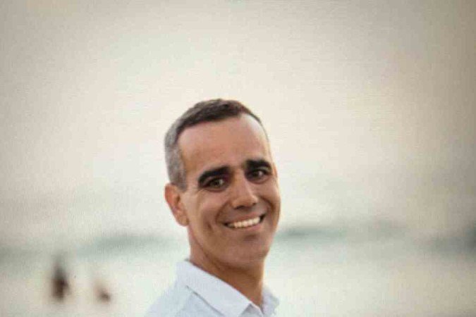 Omri Miran estava em Nahal Oz, a 800m de Gaza: a esposa e as filhas Roni e Alma aguardam por ele