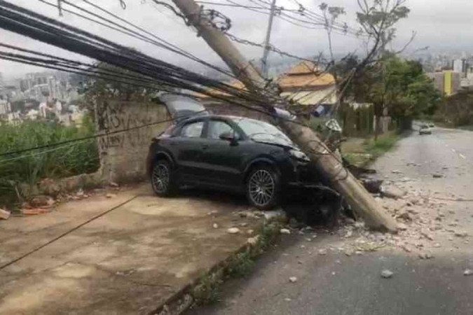 Poste foi parar na pista da avenida e Porsche ficou com a frente destruída - (crédito: Redes Sociais/Reprodução) Poste foi parar na pista da avenida e Porsche ficou com a frente destruída - (crédito: Redes Sociais/Reprodução)