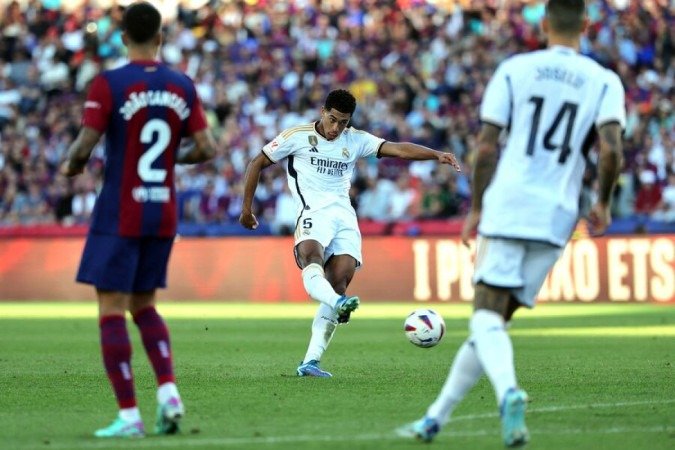 Bellingham marcou duas vezes e garantiu a vitória de virada do Real Madrid sobre o Barcelona - (crédito: AFP via Getty Images) Bellingham marcou duas vezes e garantiu a vitória de virada do Real Madrid sobre o Barcelona - (crédito: AFP via Getty Images)
