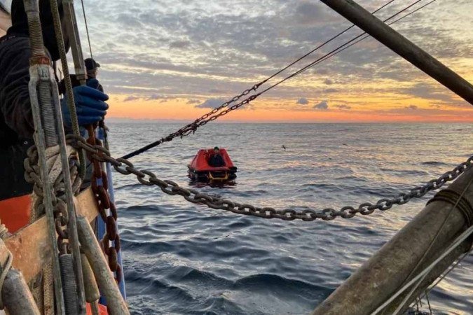Náufrago em bote salva-vidas se aproxima de embarcação que o resgatou - (crédito: Reprodução Guarda Costeira dos Estados Unidos) Náufrago em bote salva-vidas se aproxima de embarcação que o resgatou - (crédito: Reprodução Guarda Costeira dos Estados Unidos)