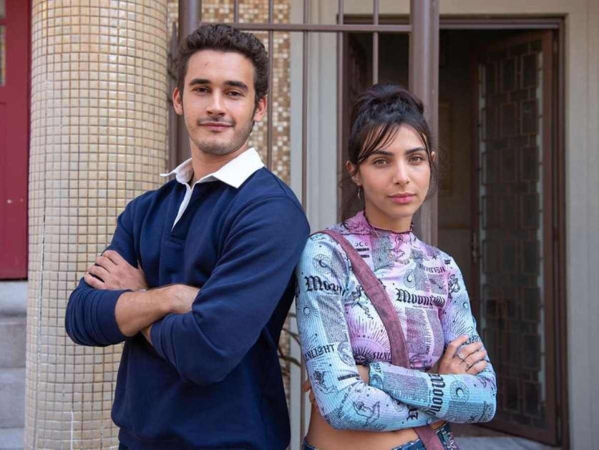 Filipe Bragan&ccedil;a e Rayssa Bratillieri como Giovanni e Isis em Elas por elas