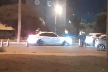 PM atira contra carro de luxo que furou blitz e mata passageiro no DF - (crédito: Imagem cedida ao Correio ) PM atira contra carro de luxo que furou blitz e mata passageiro no DF - (crédito: Imagem cedida ao Correio )