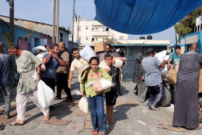 Refugiados palestinos se enfrentam para garantir os kits de alimentos da ajuda humanitária - (crédito: AFP) Refugiados palestinos se enfrentam para garantir os kits de alimentos da ajuda humanitária - (crédito: AFP)