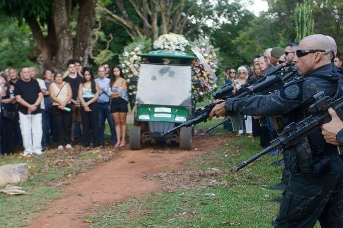  29/10/2023 Credito: Ed Alves/CB/DA.Press. Cidades. Enterro do Perito Criminal Celso Nenevê da PCDF. 