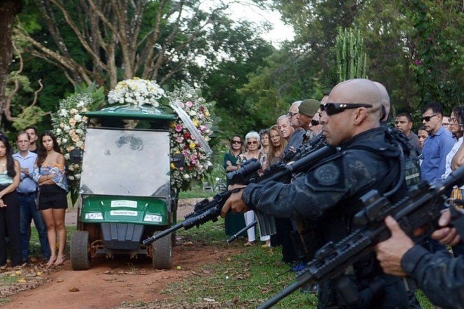 29/10/2023 Credito: Ed Alves/CB/DA.Press. Cidades. Enterro do Perito Criminal Celso Nenevê da PCDF. - (crédito: Ed Alves/CB/DA.Press) 29/10/2023 Credito: Ed Alves/CB/DA.Press. Cidades. Enterro do Perito Criminal Celso Nenevê da PCDF. - (crédito: Ed Alves/CB/DA.Press)