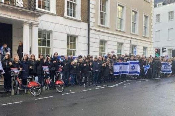 Grupo faz demonstração pedindo o retorno dos reféns feitos pelo Hamas - (crédito: BBC) Grupo faz demonstração pedindo o retorno dos reféns feitos pelo Hamas - (crédito: BBC)