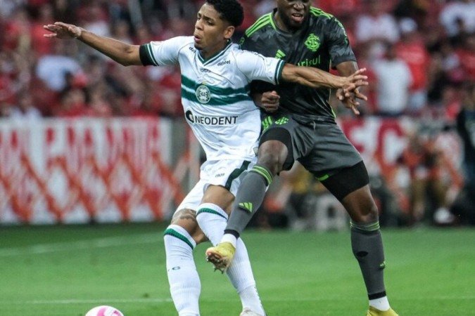 Atacante do Inter, Enner Valencia (à direita) luta pela bola. Ele fez um gol, mas seu time perdeu para o Coritiba - (crédito: Jogada10) Atacante do Inter, Enner Valencia (à direita) luta pela bola. Ele fez um gol, mas seu time perdeu para o Coritiba - (crédito: Jogada10)