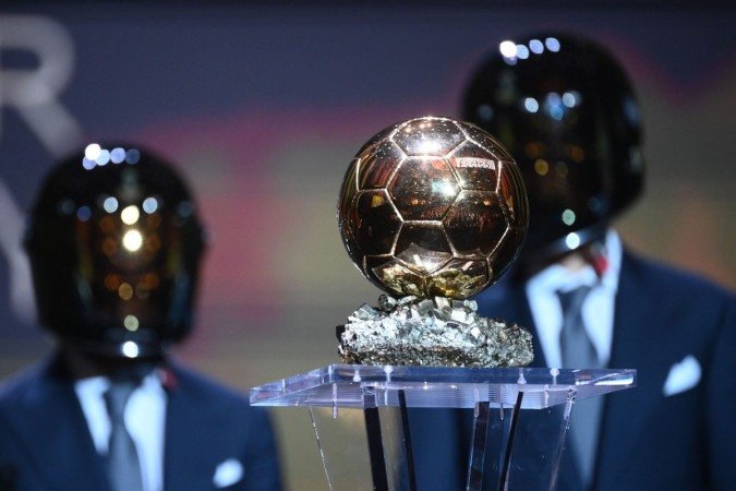 Formula One drivers Fernando Alonso of Spain and Esteban Ocon of present the trophy for the the Ballon d'Or award during the 2021 Ballon d'Or Football award ceremony at the Theatre du Chatelet in Paris on November 29, 2021. (Photo by FRANCK FIFE / AFP) (Photo by FRANCK FIFE/AFP via Getty Images)
- (crédito: Franck Fife/AFP via Getty Images) Formula One drivers Fernando Alonso of Spain and Esteban Ocon of present the trophy for the the Ballon d'Or award during the 2021 Ballon d'Or Football award ceremony at the Theatre du Chatelet in Paris on November 29, 2021. (Photo by FRANCK FIFE / AFP) (Photo by FRANCK FIFE/AFP via Getty Images)
- (crédito: Franck Fife/AFP via Getty Images)