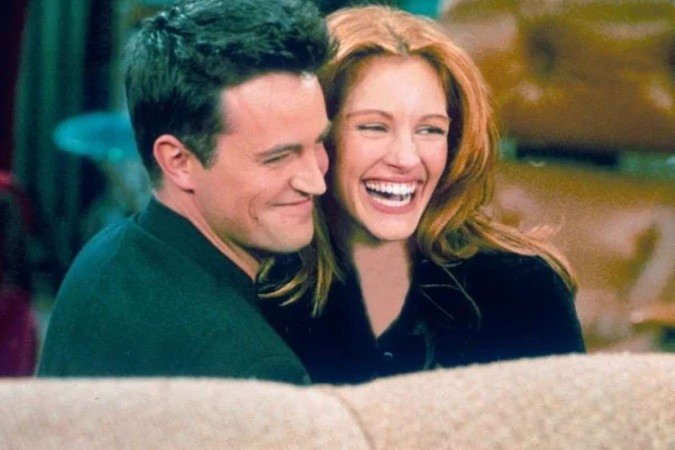 Matthew Perry e Julia Roberts - (crédito: Reprodução redes sociais) Matthew Perry e Julia Roberts - (crédito: Reprodução redes sociais)