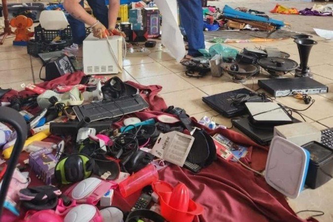 Operação apreende centenas de produtos vendidos ilegalmente na feira da Estrutural - (crédito: PCDF) Operação apreende centenas de produtos vendidos ilegalmente na feira da Estrutural - (crédito: PCDF)