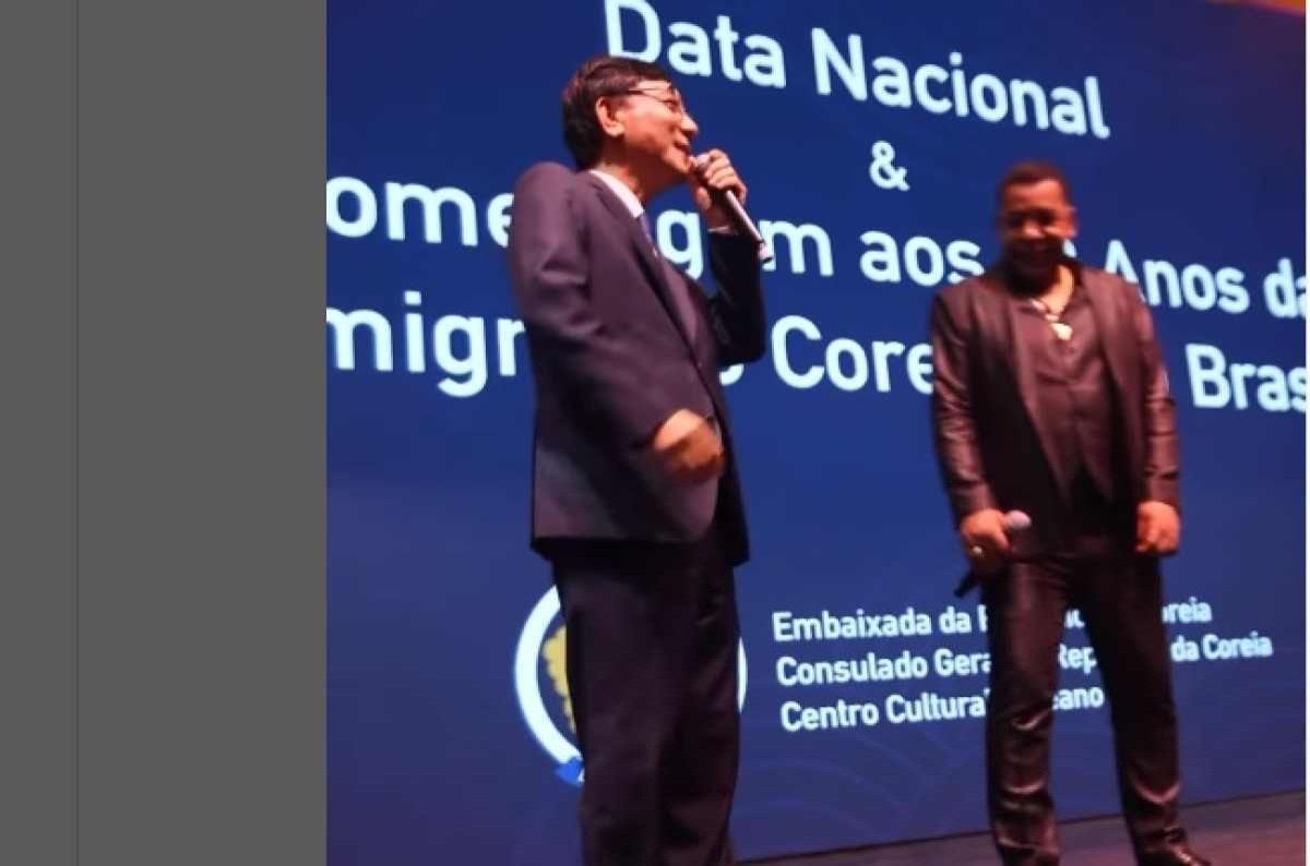 Embaixador da Coreia do Sul canta 'Cheia de Manias' com vocalista do Raça Negra