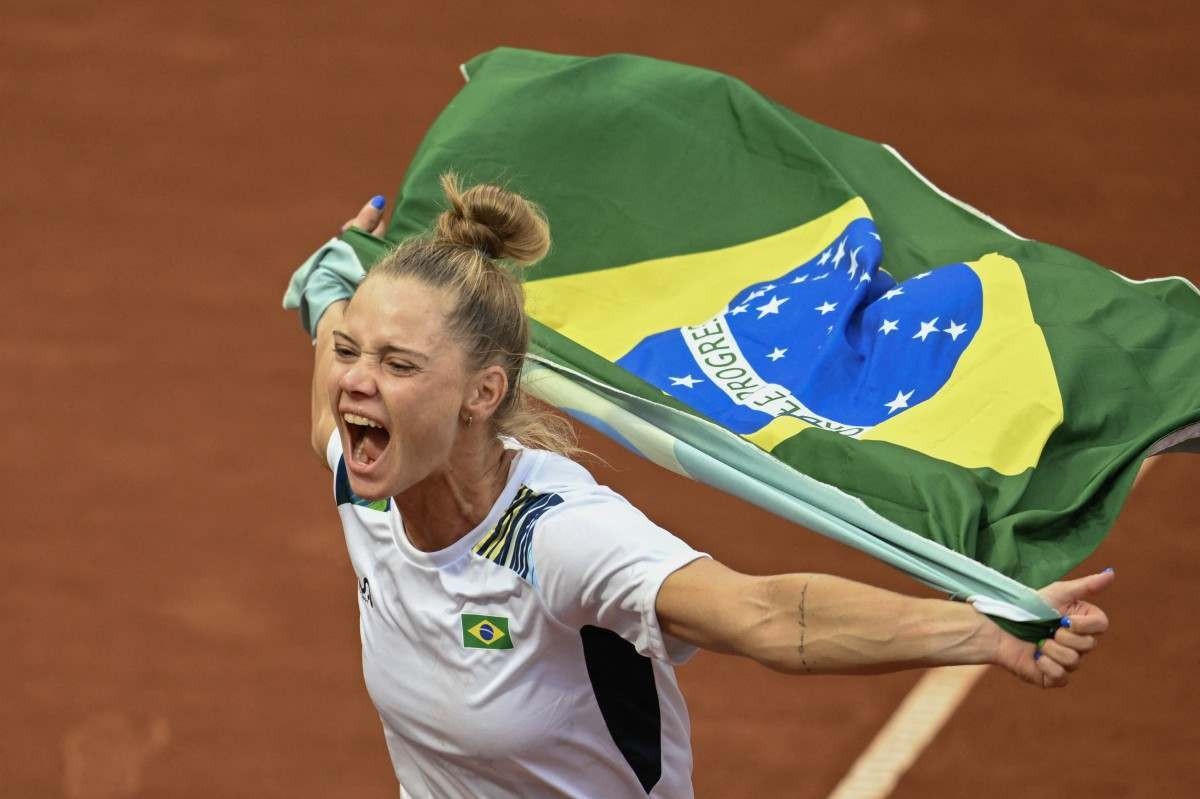 A brasileira Laura Pigossi comemora após derrotar a argentina Lourdes Carle na final do tênis individual feminino pela medalha de ouro dos Jogos Pan-Americanos Santiago 2023, no Centro de Tênis do Estádio Parque Esportivo Nacional de Santiago, no dia 29 de outubro de 2023.