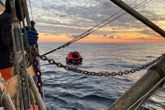 Pescador foi encontrado por canandenses quando guarda costeira americana já havia desistido - (crédito: Guarda Costeira dos EUA) Pescador foi encontrado por canandenses quando guarda costeira americana já havia desistido - (crédito: Guarda Costeira dos EUA)