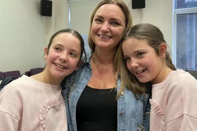 Ruby e Rosie com sua mãe Angela - (crédito: BBC) Ruby e Rosie com sua mãe Angela - (crédito: BBC)
