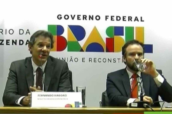 Haddad ouve, mais uma vez, a pergunta sobre a mudança da meta... - (crédito: Reproduções/YouTube) Haddad ouve, mais uma vez, a pergunta sobre a mudança da meta... - (crédito: Reproduções/YouTube)
